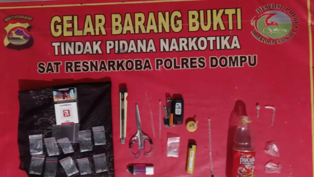 BARANG BUKTI: Anggota Satresnarkoba Polres Dompu mengamankan barang bukti dari pengedar sabu B, Sabtu (11/4). (Dok Polres Dompu)