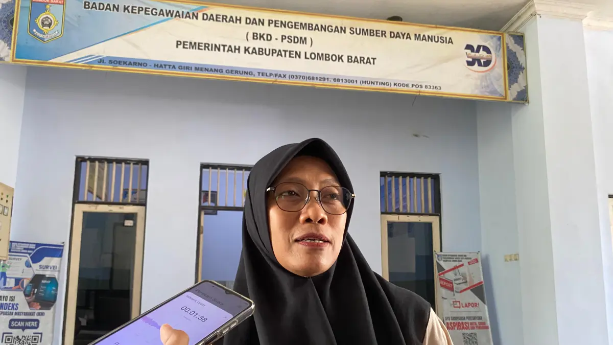 BERI PENJELASAN: Kepala BKDPSDM Lobar Baiq Mustika Dwi Adni saat memberikan keterangan pada wartawan. (TONI/LOMBOK POST)