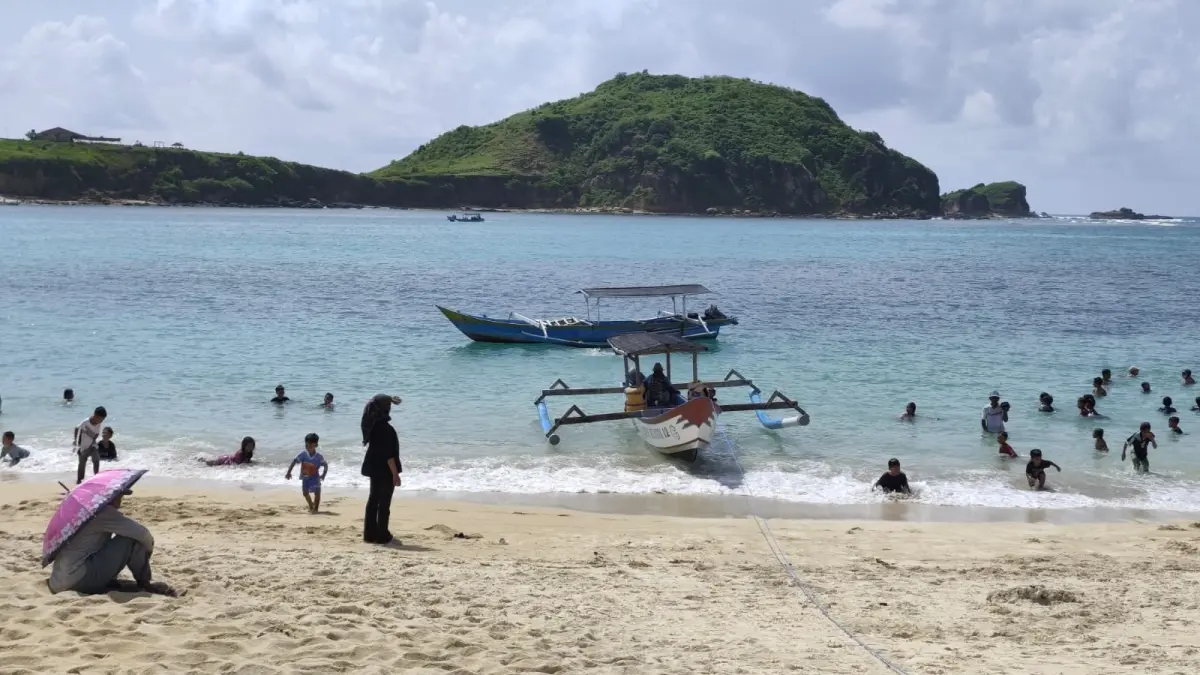 BERLIBUR: Suasana salah satu pantai yang dipadati wisatawan di Kabupaten Lombok Tengah, beberapa waktu lalu. (DEWI/LOMBOK POST)