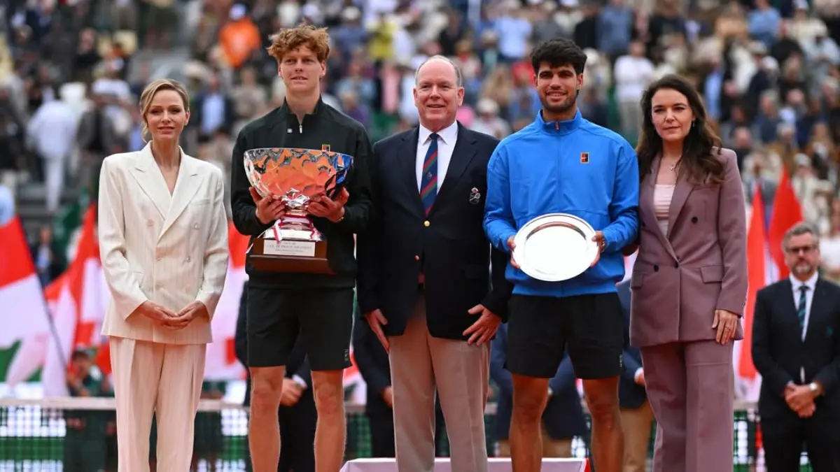 Carlos Alcaraz akui gagal di momen penting saat kalah dari Jannik Sinner di final Monte-Carlo 2026. Kekalahan ini membuatnya kehilangan ranking 1 dunia. (Instagram Jannik Sinner)