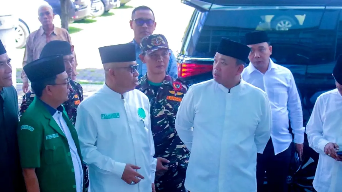 DIALOG: Ketua Majelis Adat Sasak Lalu Winengan saat mendampingi Menteri ATR/BPN Nusron Wahid saat berkunjung ke Lombok, Sabtu (11/4).&nbsp; (DOK MAS)