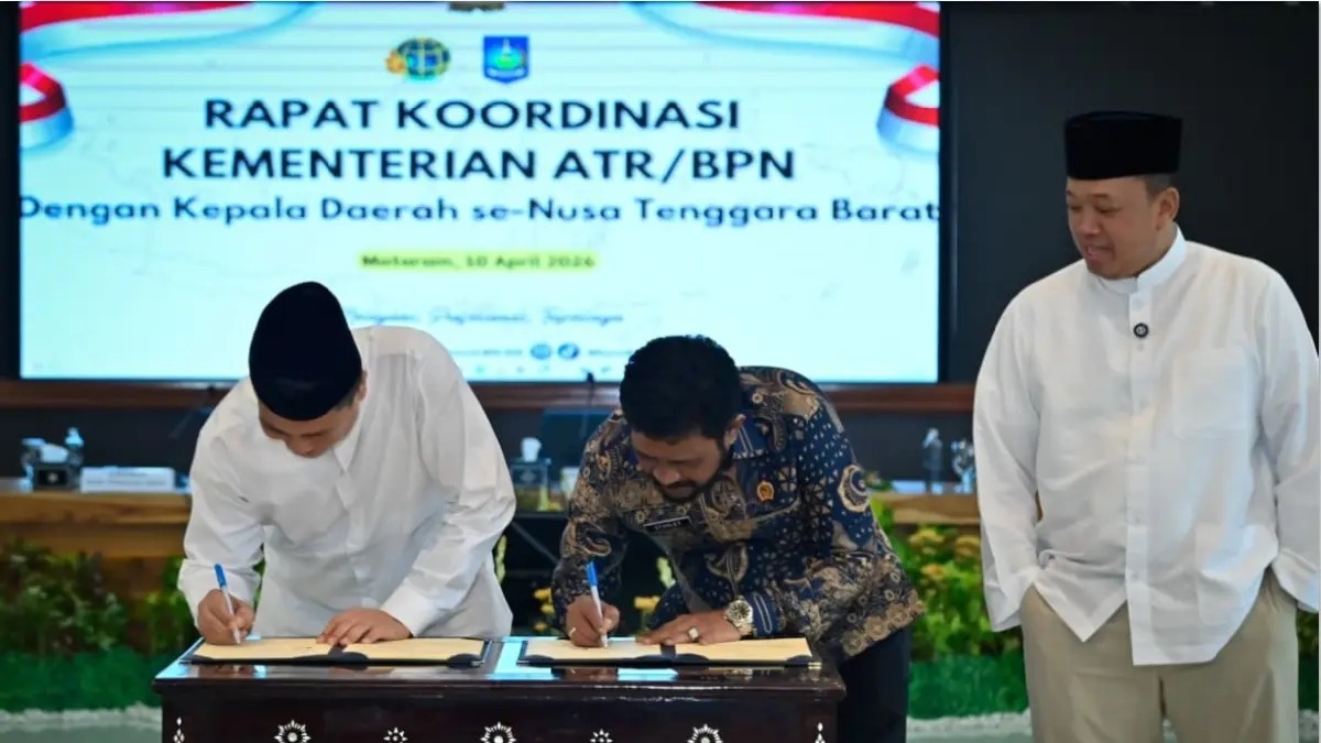 PERKUAT SINERGI: Gubernur NTB Lalu Muhamad Iqbal (kiri) dan Kepala Kanwil BPN NTB Stanley (tengah) menandatangani PKS terkait sinergi pelaksanaan tugas dan fungsi pemerintah di bidang pertanahan disaksikan Menteri ATR/BPN Nusron Wahid (kanan) di Mataram, Jumat (10/4). (BIRO UMUM DAN ADPIM SETDA NTB FOR LOMBOK POST)