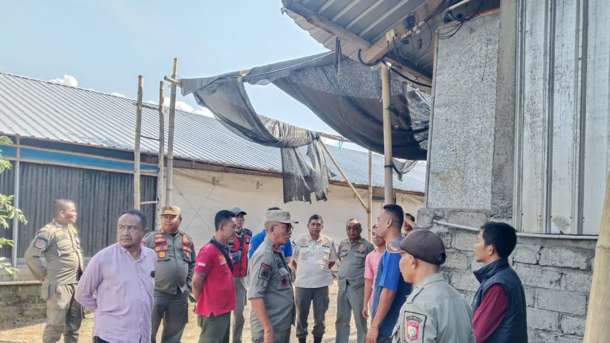 ELPIJI SUBSIDI: Satgas Elpiji Lombok Timur bersama Camat Wanasaba saat sidak di sejumlah kandang ayam untuk menelusuri penggunaan elpiji 3 Kilogram. (SUPARDI/LOMBOK POST)