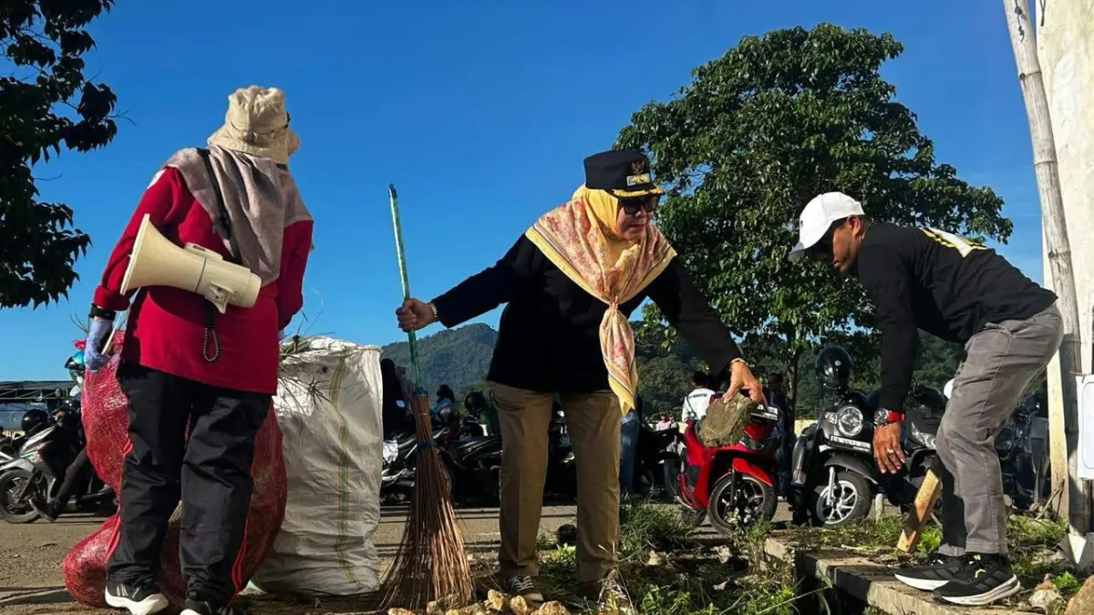 HIDUPKAN GOTONG ROYONG: Wabup KSB Hanipah saat memimpin langsung kegiatan gotong royong Jumat bersih, akhir pekan lalu. (IST/LOMBOK POST)
