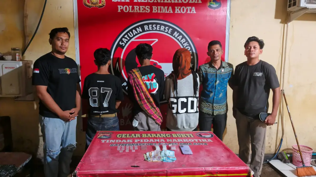 INI PELAKUNYA: Tiga Pengedar sabu IM, KU, dan JM diamankan bersama barang bukti di Polres Bima Kota, akhir pekan lalu. (Dok Polres Bima Kota)
