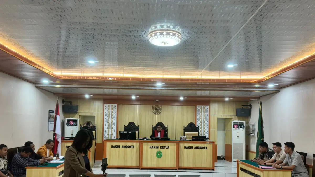 KALAH: Pemohon praperadilan Uswatun Hasanah alias Badai NTB berjalan ke luar persidangan, Jumat (10/4) lalu. (POLDA NTB FOR LOMBOK POST)