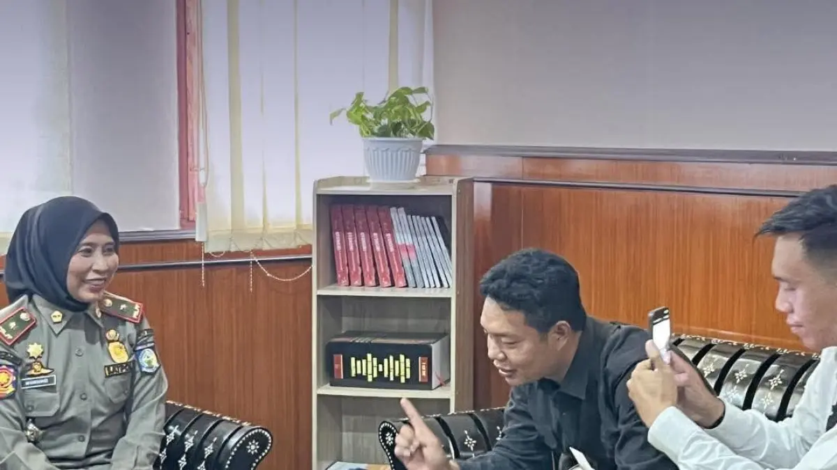 Kepala Satpol PP NTB, Dra. Nunung Triningsih, M.M, secara resmi menerima kunjungan tim humas Diskominfotik NTB Senin (13/4).