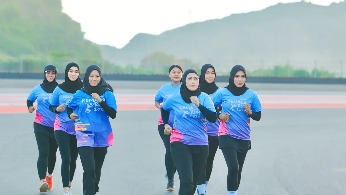 Ketua Pengurus Yayasan Kemala Bhayangkari Daerah NTB Ny. Uty Edy Murbowo berlatih bersama anggotanya sebagai persiapan mengikuti Kemala Run 2026 di Bali. 