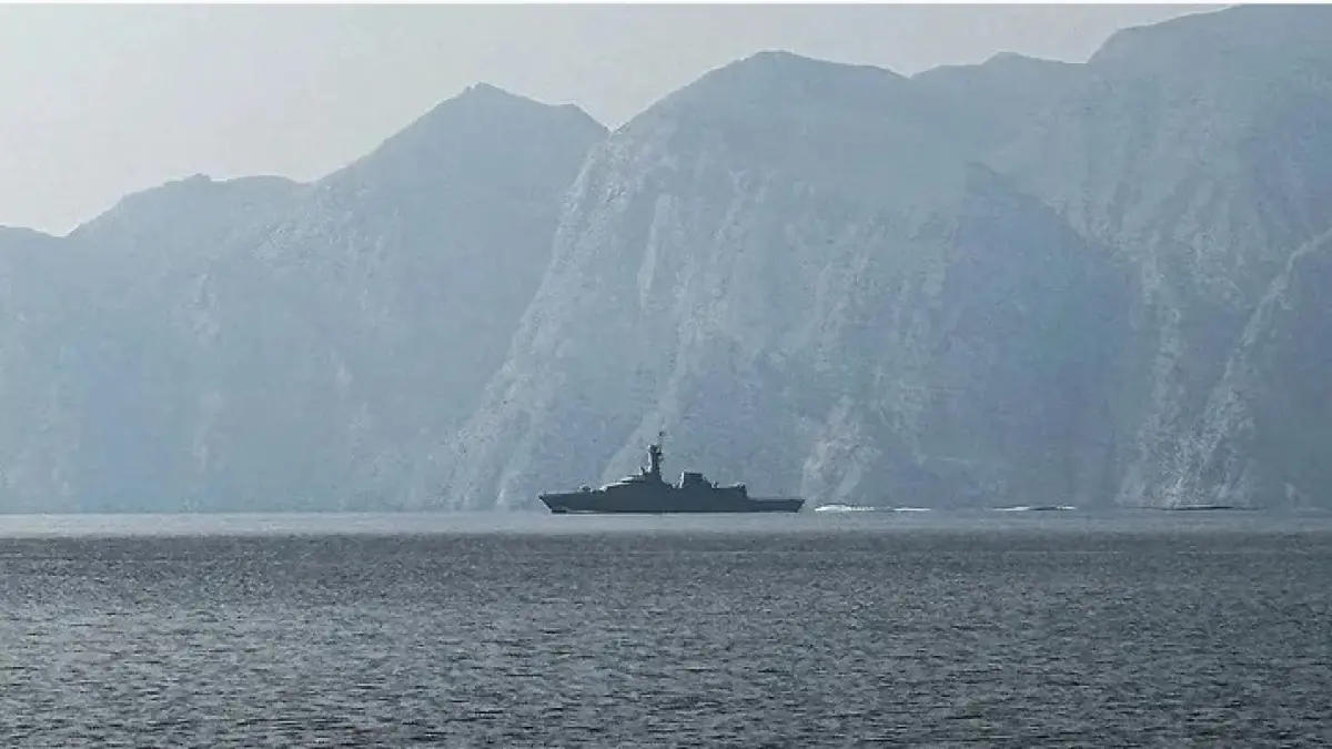 KLAIM AS: Sebuah kapal angkatan laut terlihat berlayar di Selat Hormuz, jalur perairan penting yang dilalui sebagian besar pasokan minyak dan gas dunia, pada 1 Maret 2026. (Sahar Al Attar/AFP via Getty Images)