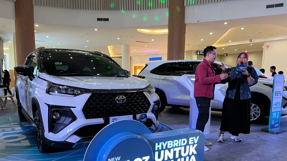 PELUNCURAN: Mobil New Veloz Hybrid EV yang resmi diluncurkan di atrium Lombok Epicentrum Mall, beberapa waktu lalu. (FERIAL/LOMBOK POST)