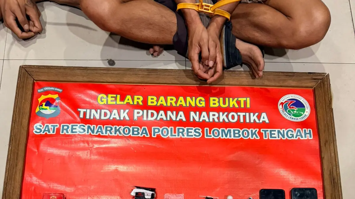 Polres Lombok Tengah mengamankan terduga pelaku pengedar sabu beserta barang bukti, Minggu (12/4). (Polres Lombok Tengah/Lombok Post) 