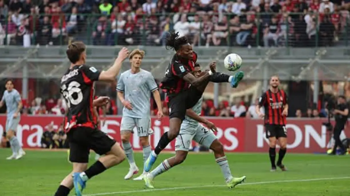 Striker AC Milan Rafael Leao mengeksekusi sebuah peluang yang gagal berbuah gol, peluang gol lebih besar jika bola itu dibiarkan untuk diambil Alexis Saelemaekers. (Istimewa) 