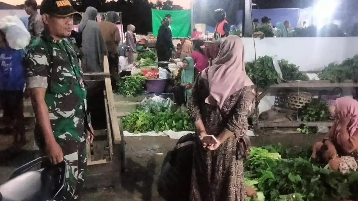 TAATI ATURAN: Petugas pasar dibantu Babinsa setempat saat menertibkan dan mengimbau pedagang untuk menempati dan menaati aturan yang sudah ditetapkan pihak pasar. (IST/LOMBOK POST)