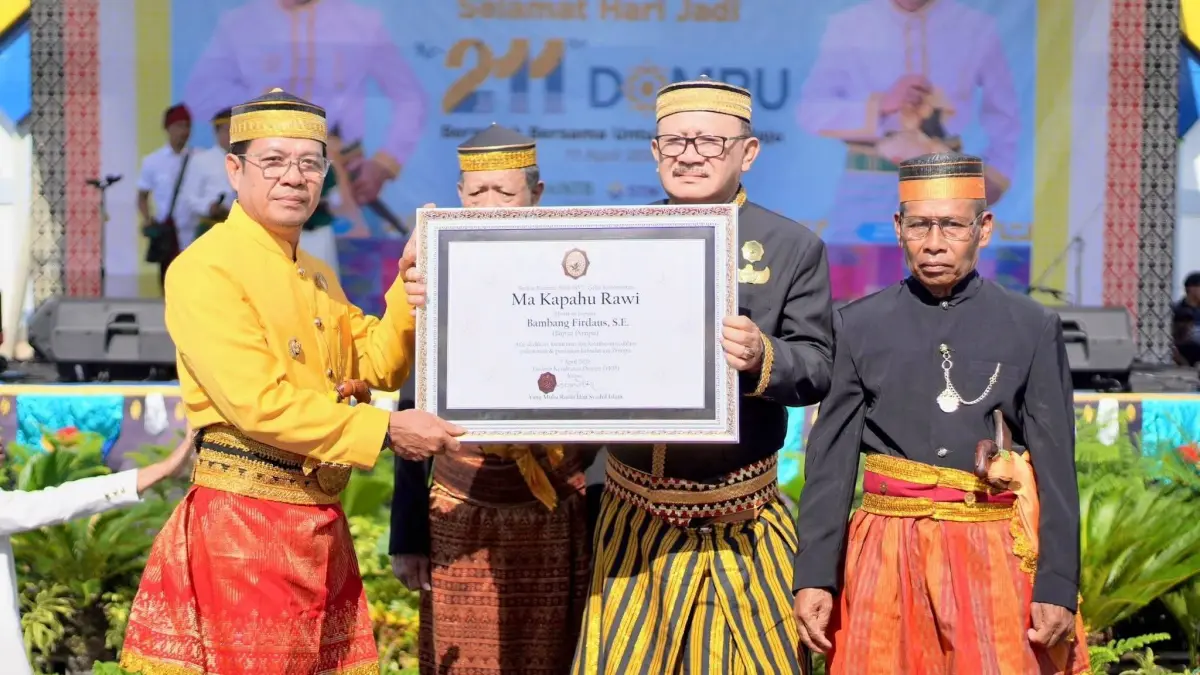 TERIMA GELAR: Bupati Dompu Bambang Firdaus menerima gelar kehormatan adat Ma Kapahu Rawi dari Yayasan Kesultanan Dompu, Sabtu (11/4). (Diskominfo Dompu For Lombok Post)