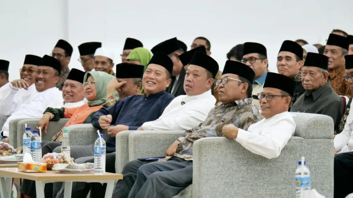 ULAMA DAN UMARA: Gubernur NTB Lalu Muhamad Iqbal serta Menteri ATR/BPN Nusron Wahid menghadiri pengukuhan pengurus MUI NTB periode 2025-2030 di Auditorium UIN Mataram, Sabtu lalu (11/4). (UIN MATARAM UNTUK LOMBOK POST)