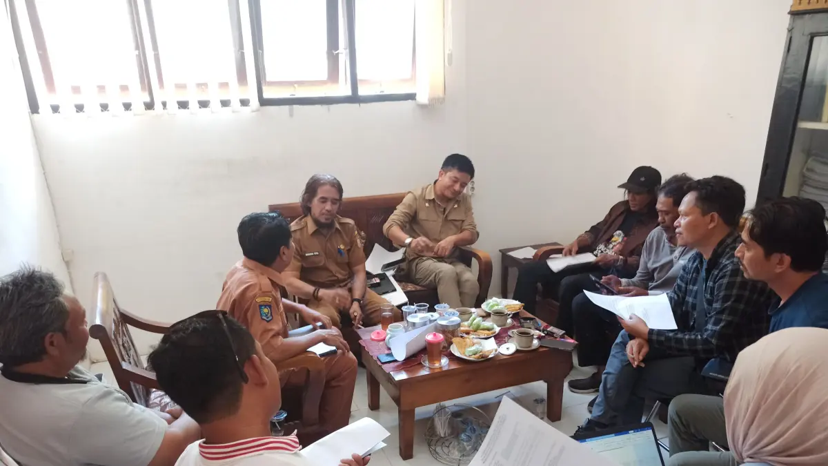 UNTUK SEMBALUN: Dinas Pariwisata bersama pelaku wisata Sembalun dan Bagian Hukum Setda Lotim menyusun Peraturan Bupati untuk wisata Sembalun. (SUPARDI/LOMBOK POST)