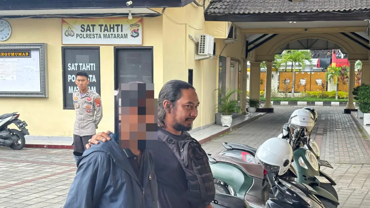 WAJIB LAPOR: Polisi menggiring tersangka penganiaya hewan berinisial IGAJ alias Groge, beberapa waktu lalu. (HARLI/LOMBOK POST)