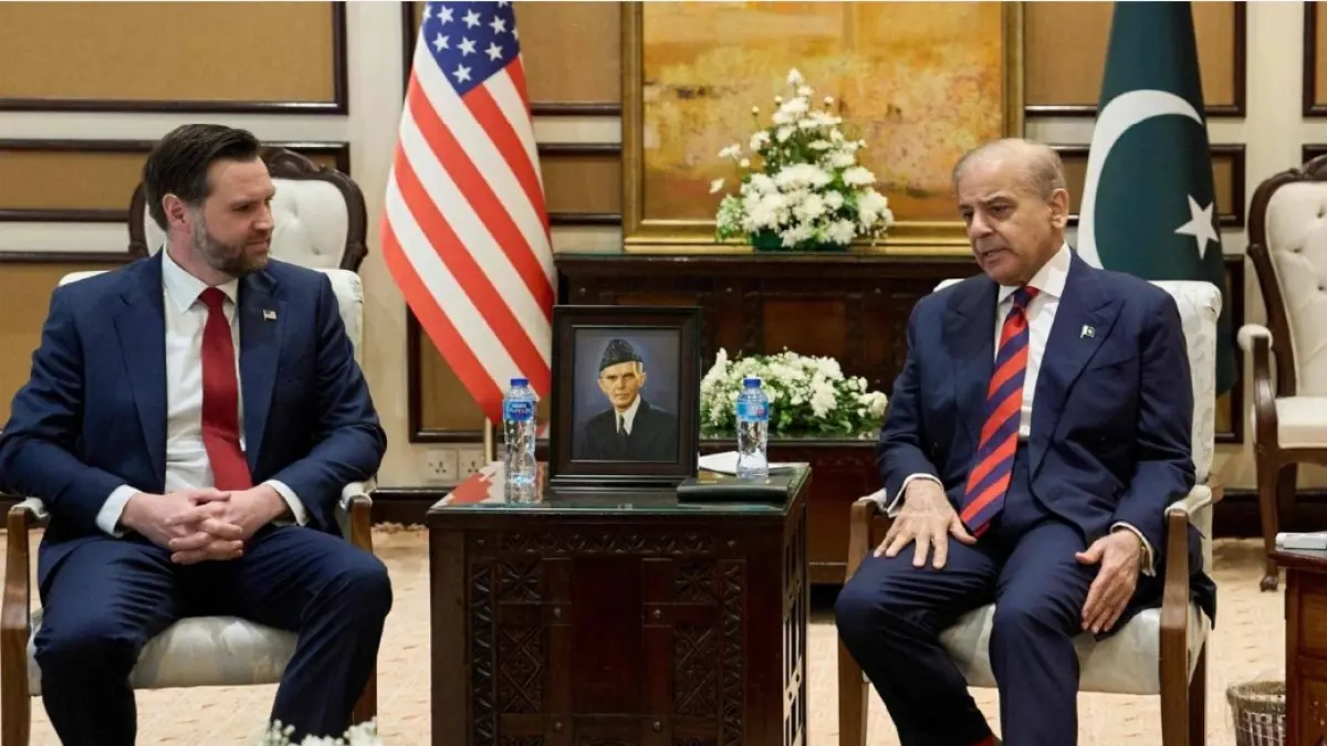 Wakil Presiden Amerika Serikat J.D. Vance (kiri) berbicara dengan Perdana Menteri Pakistan Shehbaz Sharif sebelum pertemuan mereka terkait Iran di tengah perundingan damai AS-Iran di Islamabad pada Sabtu (11/4). &nbsp;(AFP)