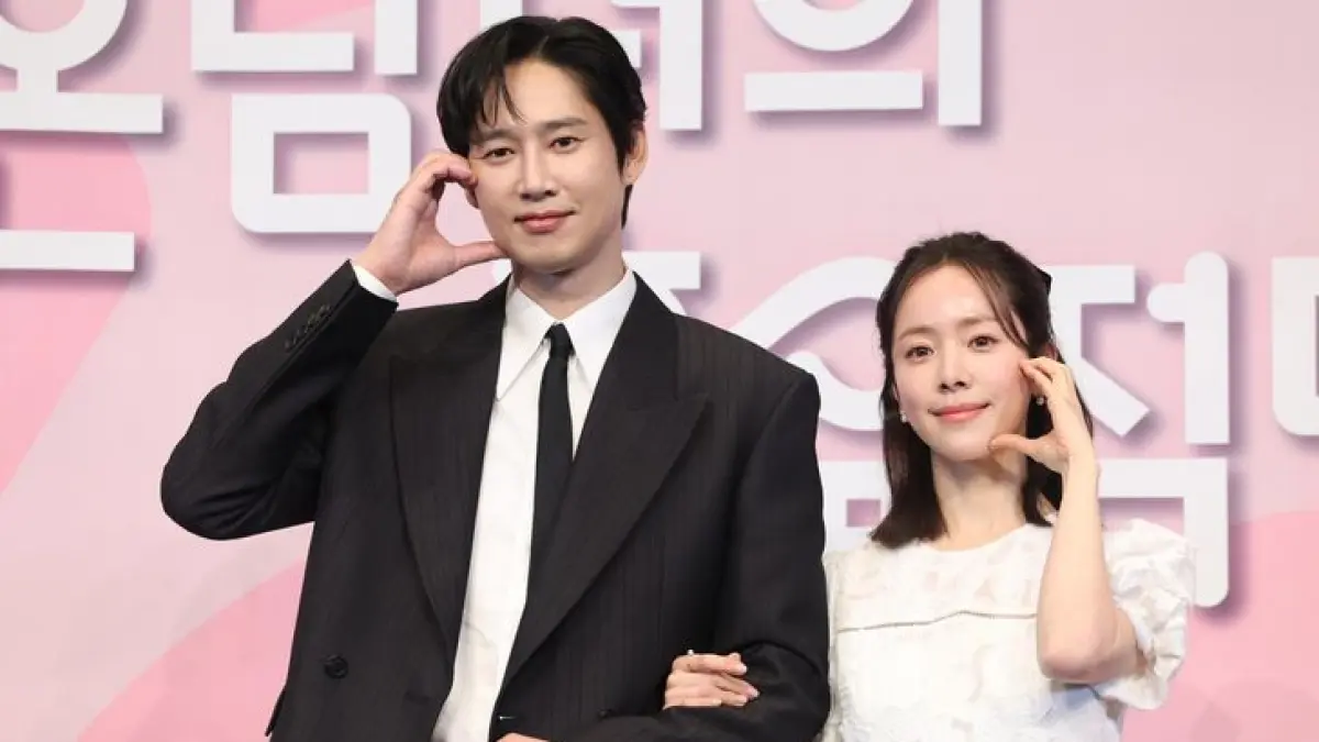 Aktor Park Sung-hoon (kiri) dan Han Ji-min berpose saat konferensi pers drama JTBC "The Practical Guide to Love" di sebuah hotel di Seoul, 26 Februari. Kedua aktor utama tersebut diwakili oleh agensi bakat yang sama, BH Entertainment. (Yonhap)