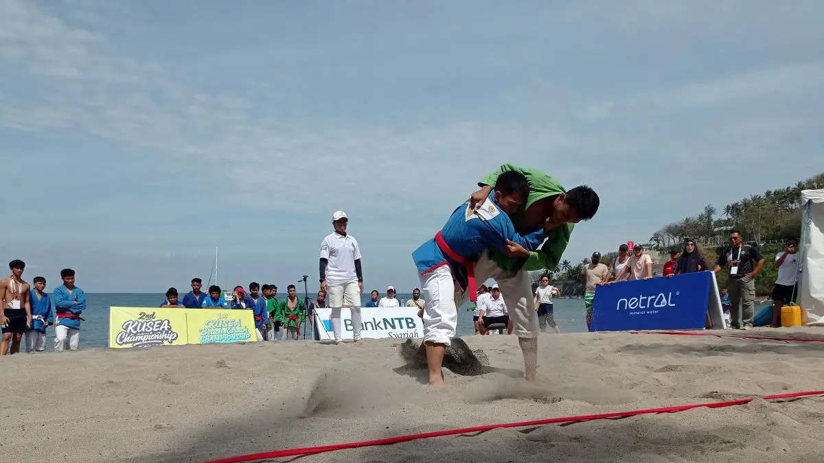 Atlet kurash sedang bersaing pada kompetisi internasional yang digelar di Senggigi, beberapa waktu lalu. (PUJO/LOMBOK POST)