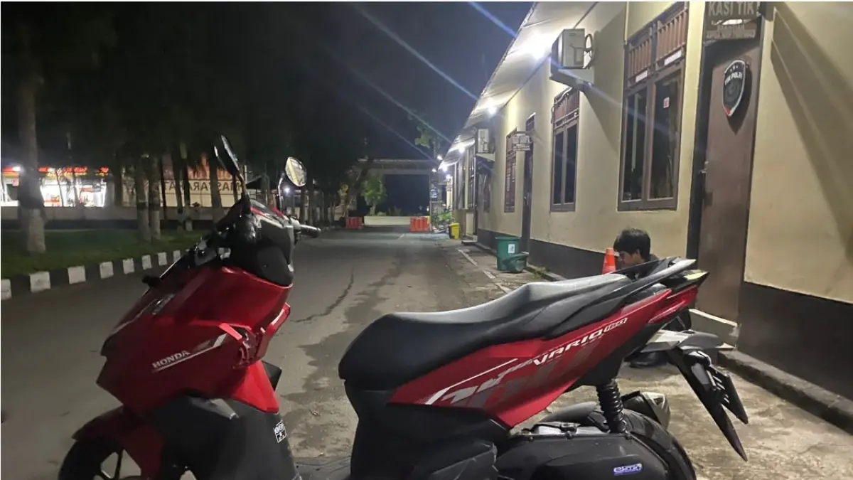 BARANG BUKTI: Petugas Polres Lombok Barat menunjukkan barang bukti sepeda motor milik wisatawan asal Skotlandia yang berhasil diamankan dalam kasus pencurian di wilayah Sekotong. (DOK POLRES LOBAR)