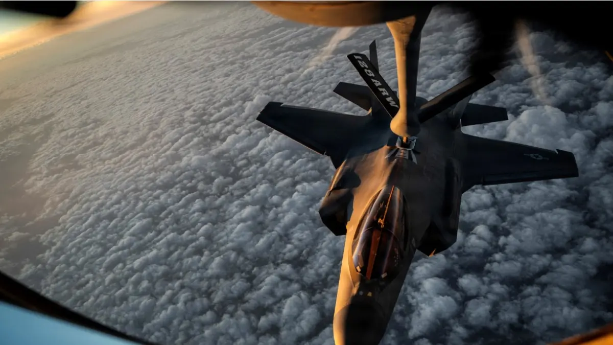 BELUM FINAL: Pesawat KC-135 Stratotanker Angkatan Udara AS mengisi bahan bakar pesawat F-35A Lightning II saat Operasi Epic Fury, Ahad (5/4). (US AIR FORCE / AFP)