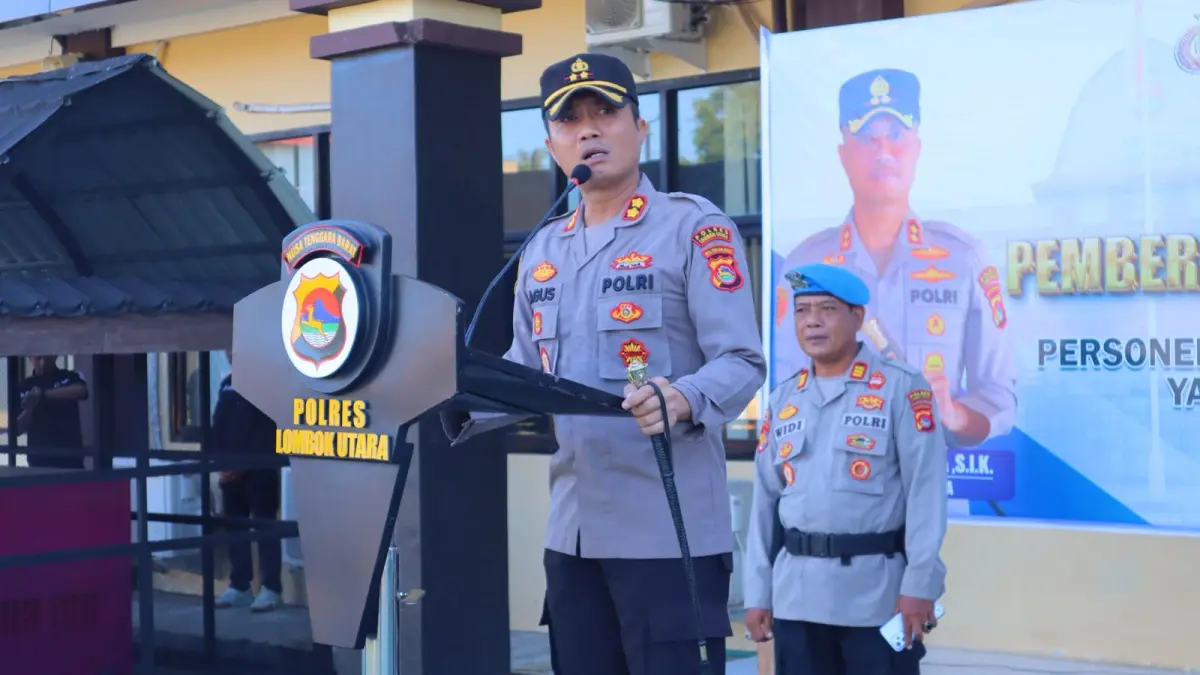 BERI ARAHAN: Kapolres Lombok Utara AKBP Agus Purwanta memimpin apel jam pimpinan di Lapangan Tantya Sudhirajati Senin (13/4). (IST/LOMBOK POST)