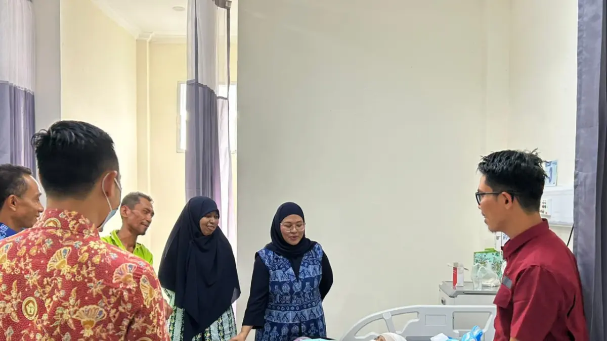 BERI SEMANGAT: Direktur RS Mandalika Provinsi NTB dr Oxy Cahyowahyuni menjenguk pasien anak hidrosefalus yang mendapatkan perawatan intensif dan komprehensif rumah sakit.