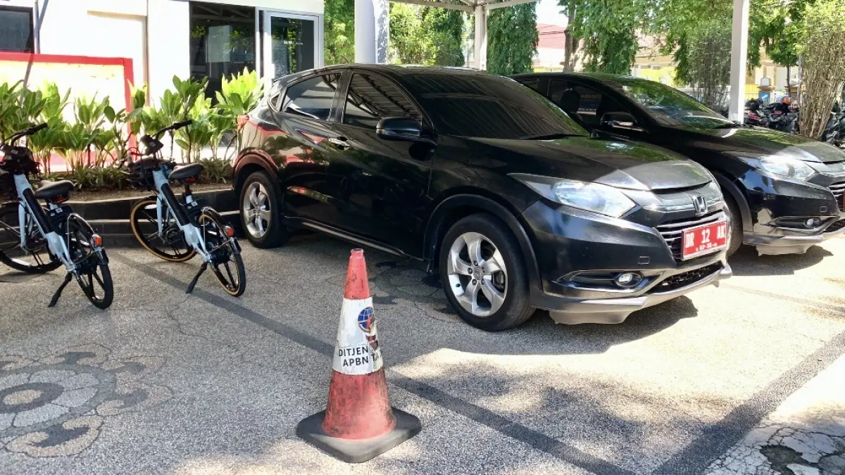 DIKANDANG: Mobil dinas pejabat Pemkot Mataram yang terparkir di halaman Kantor Wali Kota, Senin (13/4). 