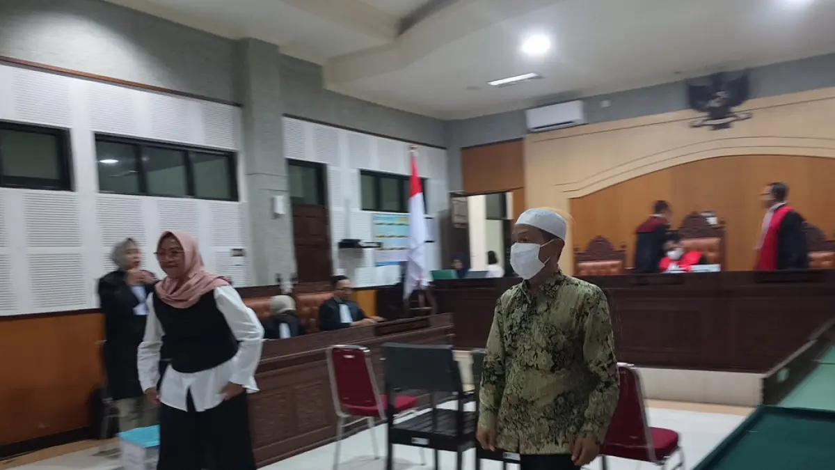 DITUNTUT: Terdakwa Baiq Mahyuniati Fitria bersama Amir Amraen Putra berjalan ke luar persidangan usai mendengarkan pembacaan tuntutan di Pengadilan Tipikor Mataram, Senin (13/4).&nbsp; (HARLI/LOMBOK POST)