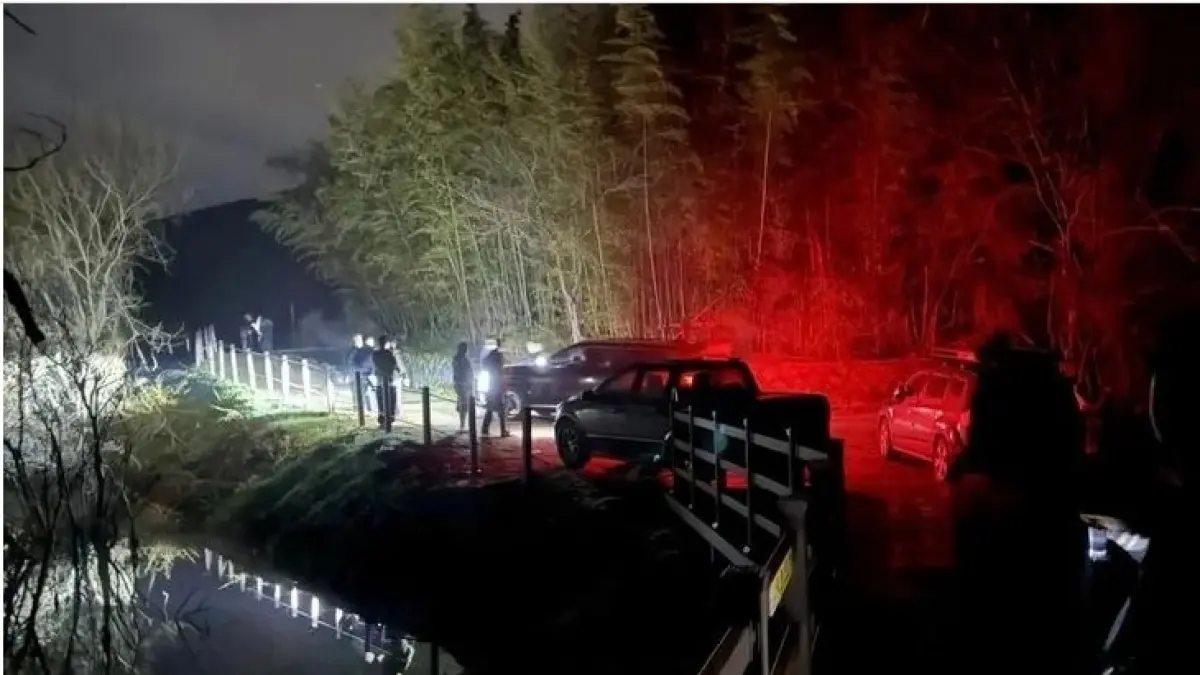 Foto ini, yang dibagikan di sebuah komunitas daring, memperlihatkan kerumunan pengunjung dan beberapa kendaraan yang berkumpul larut malam di pintu masuk waduk Salmokji di Yesan, Provinsi Chungcheong Selatan. (Diambil dari sebuah komunitas daring)
