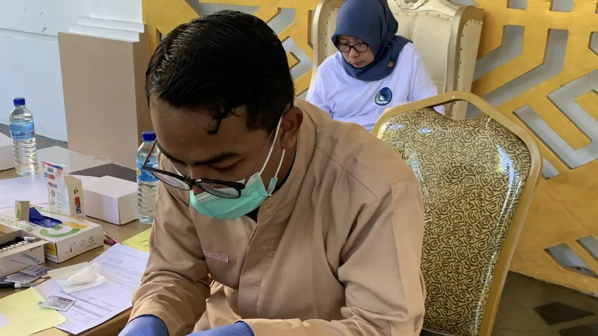 GRATIS: Pemeriksaan kesehatan gratis yang dilakukan Dikes Kota Mataram untuk warga, Senin (13/4). 