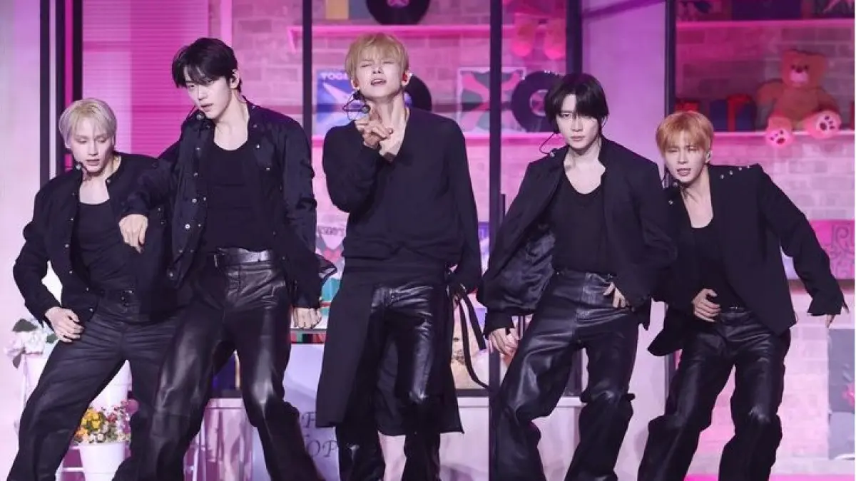 Grup boy band K-pop TXT membawakan single utama “Stick With You” dalam acara jumpa pers untuk mini album kedelapan mereka “7TH YEAR: A Moment of Stillness in the Thorns” di Seoul, Senin. (Yonhap)
