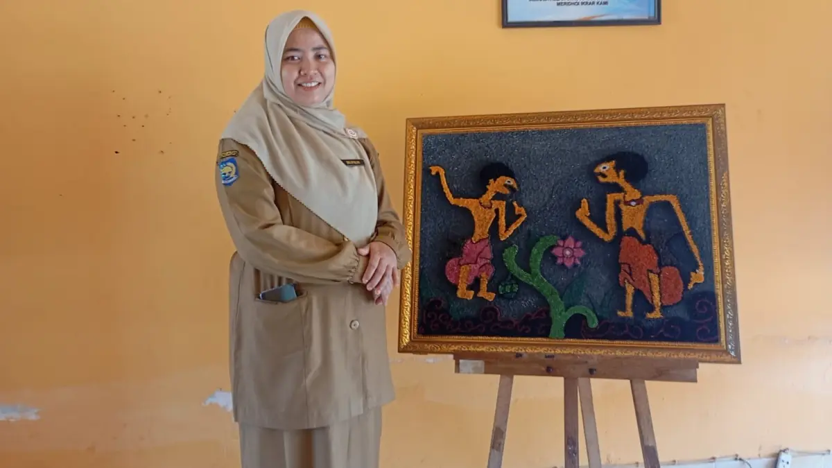Guru SMAN 8 Mataram Sri Ayulan di sela-sela mengajar di sekolah setempat, Selasa (14/4).