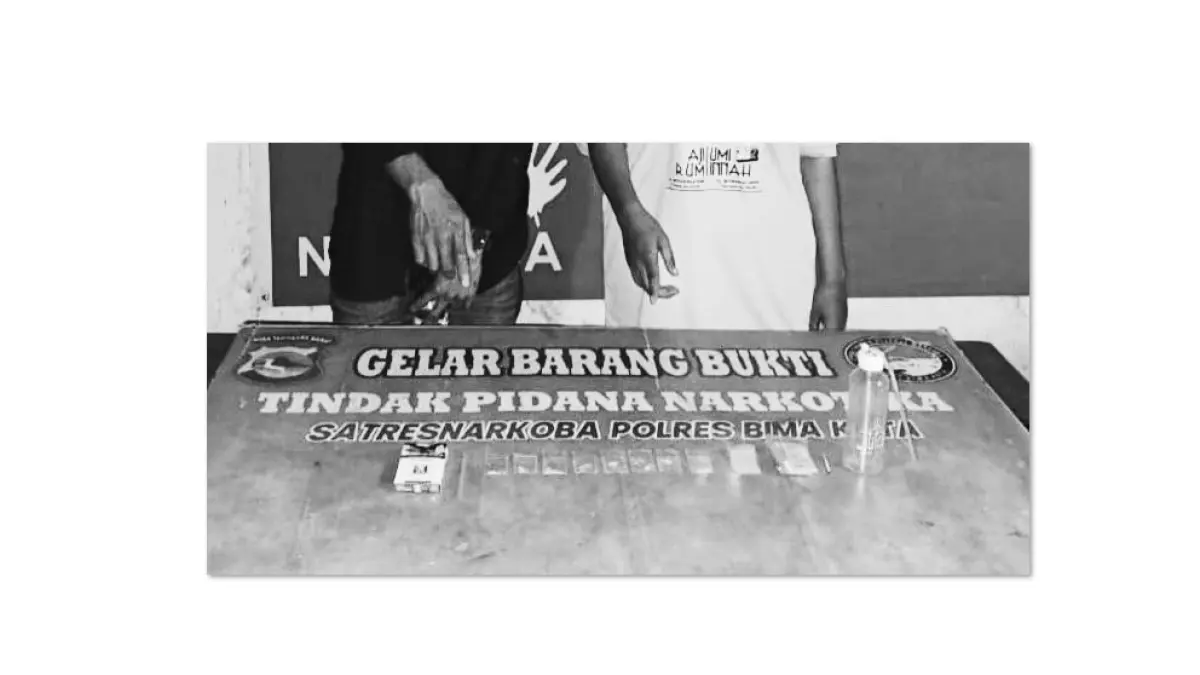 INI BARANG BUKTINYA: Satresnarkoba Polres Bima Kota mengamankan barang bukti sabu saat penggerebekan di sebuah kos-kosan di Kelurahan Ule, Kecamatan Asakota, Sabtu (11/4). (Dok Polres Bima Kota)