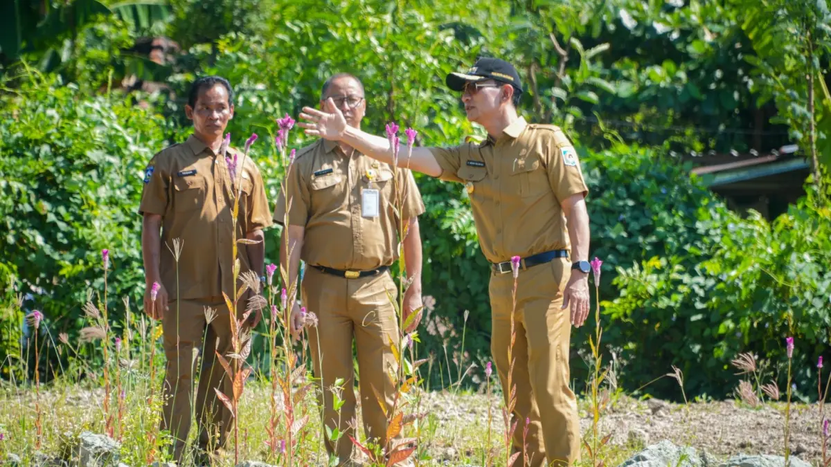INSTRUKSI DI LAPANGAN: Wali Kota Mataram Mohan Roliskana memberikan arahan kepada jajaran terkait penataan kawasan pemakaman agar tertib, nyaman, dan berkelanjutan.