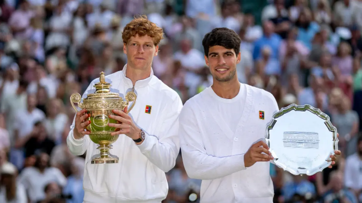Jannik Sinner unggul 1 pekan dari Carlos Alcaraz di ranking ATP. Rivalitas No.1 dunia makin panas dan jadi penentu era baru tenis dunia 2026. (wimbledon.com)