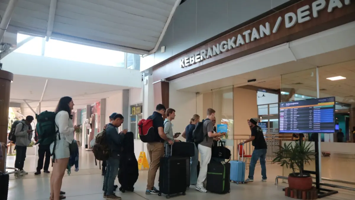 KEBERANGKATAN: Sejumlah wisatawan yang akan memasuki pintu keberangkatan di Bandara Internasional Zainuddin Abdul Madjid (BIZAM), beberapa waktu lalu. (DEWI/LOMBOK POST)