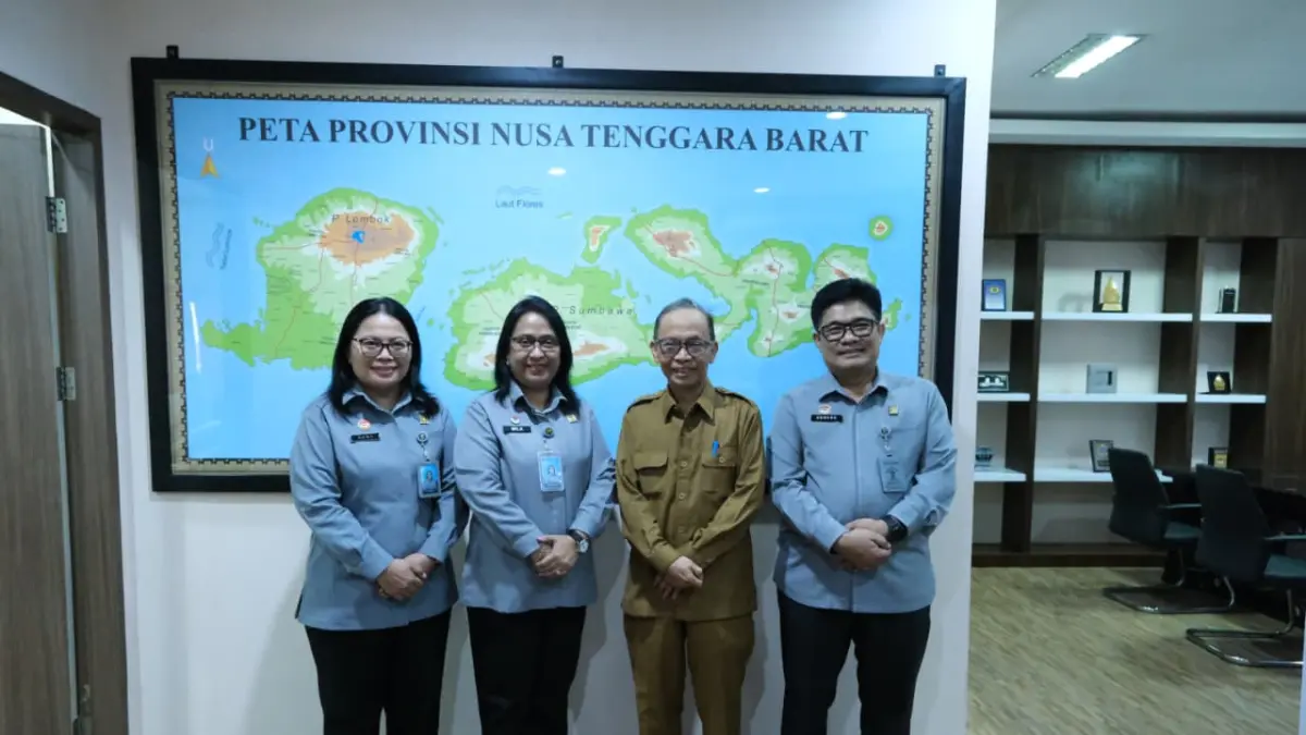 Kanwil Kemenkum NTB I Gusti Putu Milawati (dua dari kanan) bertemu Sekda NTB Abul Chair membahas penguatan sinergi layanan hukum dan dukung pembangunan serta ekonomi daerah.