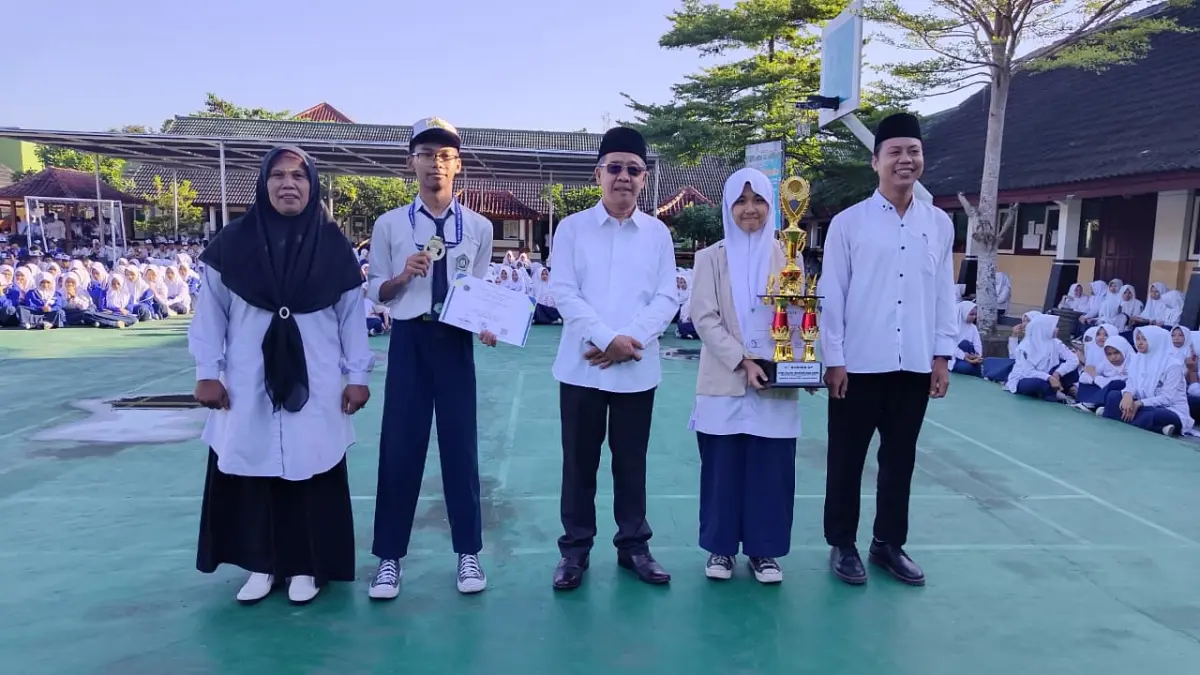 Kepala MTsN 3 Mataram H Marzuki (tengah) foto bersama siswa berprestasi usai upacara bendera, Senin (13/4).