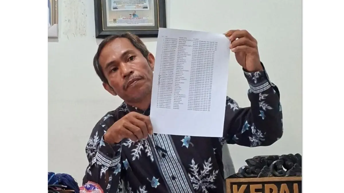 KLARIFIKASI: Kades Segara Katon Ramadhan mrnunjukkan bukti dugaan pungli oleh Kadus Sembaro. (HABIBUL ADNAN/LOMBOK POST)