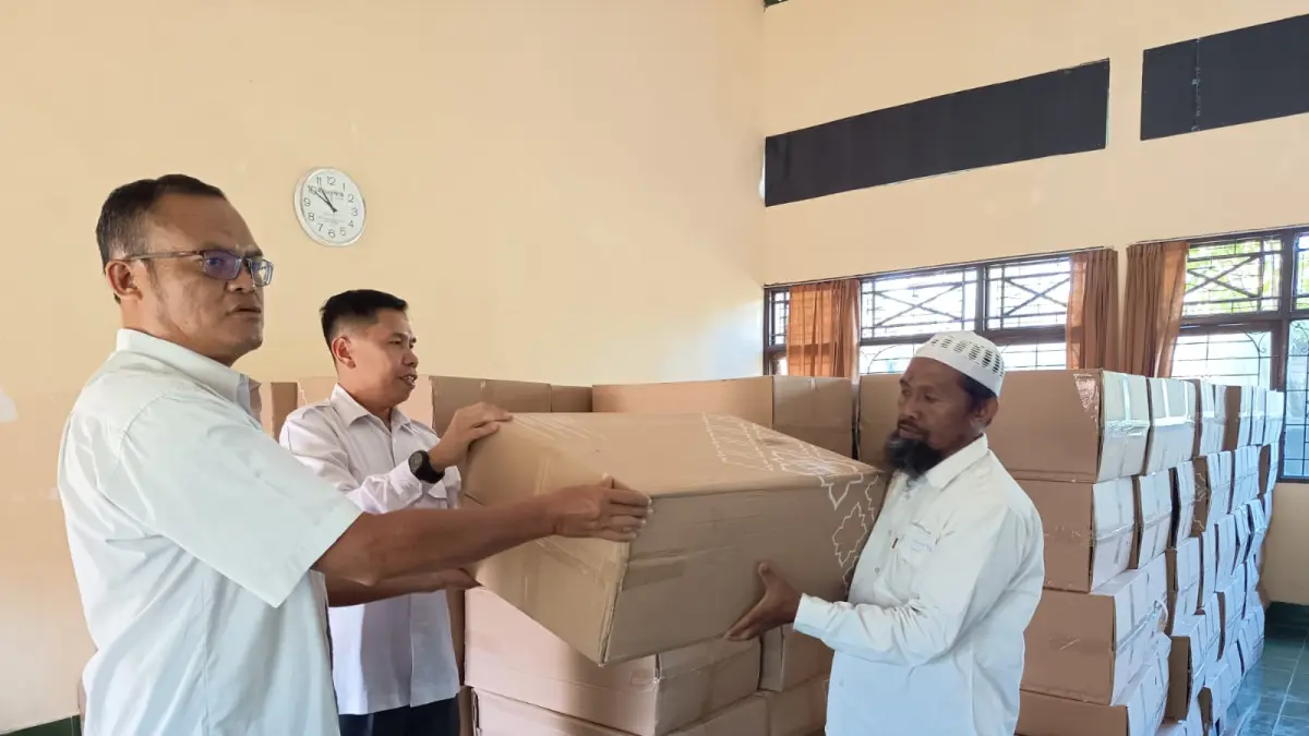 LOGISTIK HAJI: Kepala Kantor Haji dan Umrah Lombok Timur (Lotim) Makinuddin saat menyerahkan logistik pelaksanaan ibadah haji. (SUPARDI/LOMBOK POST)