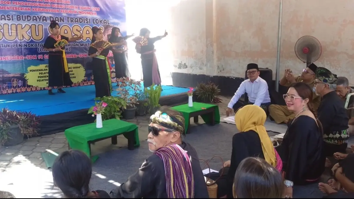 Murid SDN 14 Cakranegara menampilkan tarian Sasak pada program literasi budaya Sasak lintas etnik di sekolah setempat, Senin (13/4).Sekolah ini jadi percontohan harmoni multietnik.