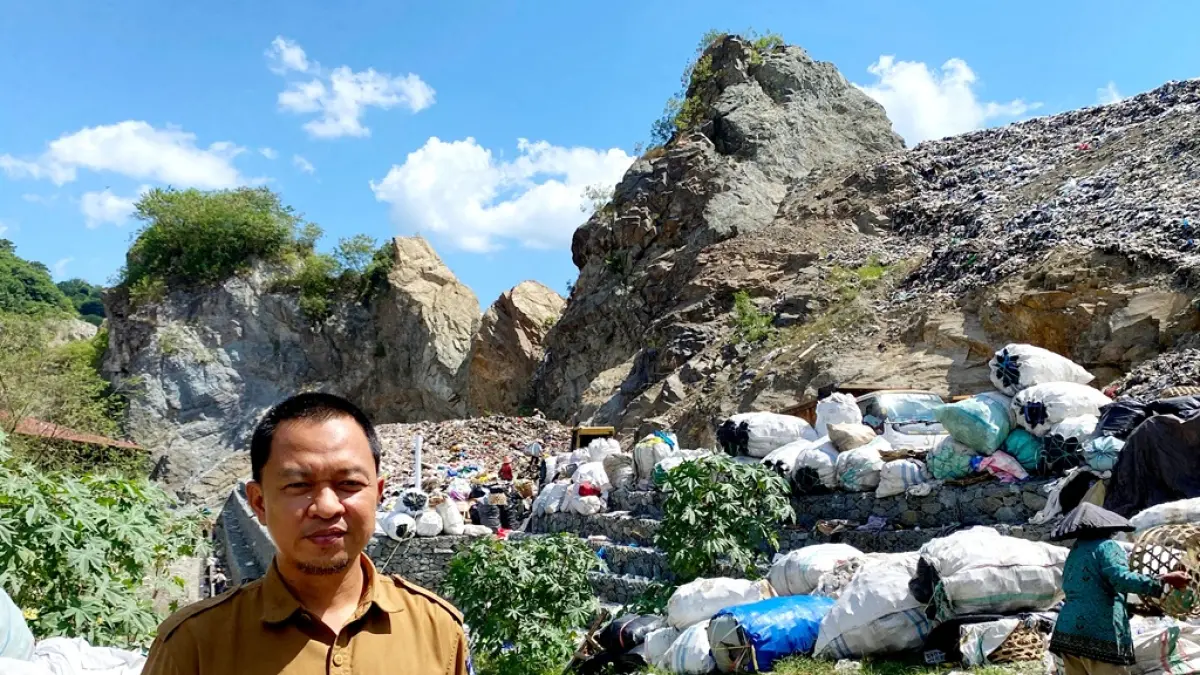 PANTAU: Kepala UPT TPA Kebon Kongok Lalu Akhmad Gifary Akbar saat memantau progres pembangunan drainase pada lahan optimasi landfill di kawasan TPA Kebon Kongok, Senin (13/4). (TONI/LOMBOK POST)