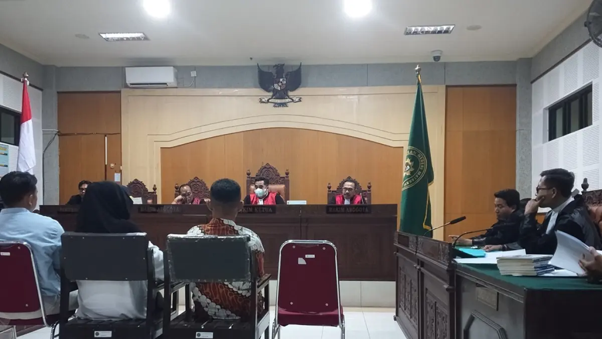 PEMBELAAN: Terdakwa Ida Adnawati (dua dari kiri) bersama dengan terdakwa yang lain membacakan nota pembelaannya sendiri di hadapan majelis hakim Pengadilan Tipikor Mataram, Senin (13/4). (HARLI/LOMBOK POST)