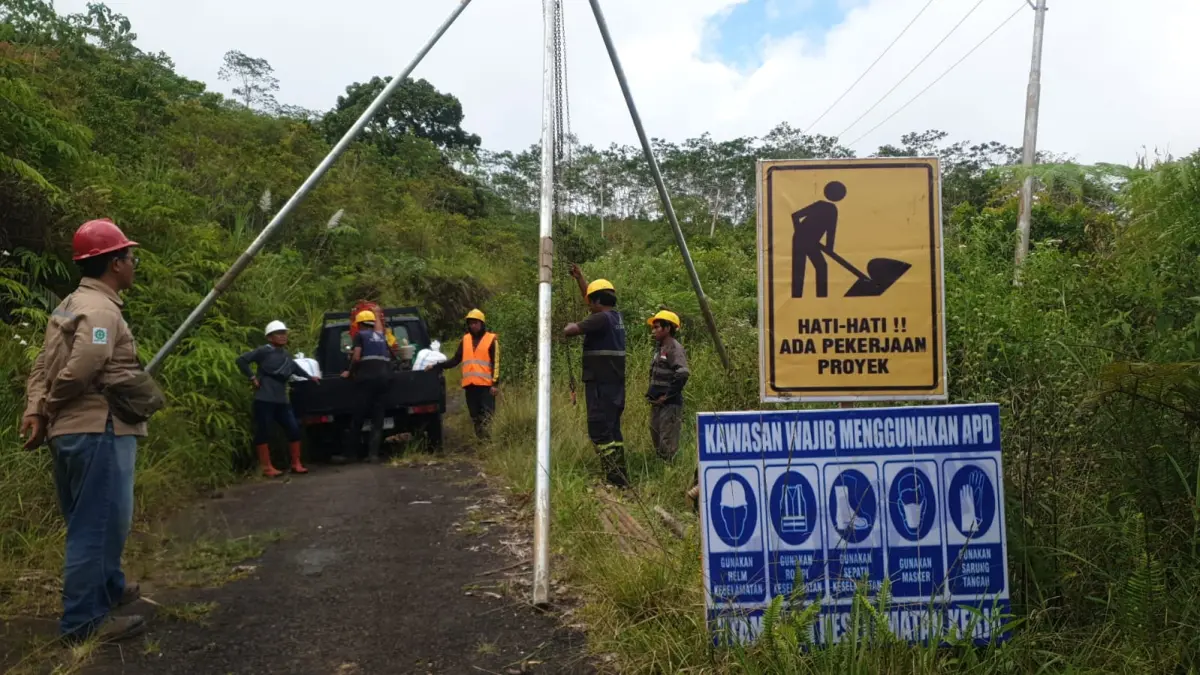 Pengujian tanah menggunakan metode sondir dan boring sebagai tahap awal pembangunan jalan akses menuju proyek PLTP Ulumbu Unit 5-6. (Istimewa)