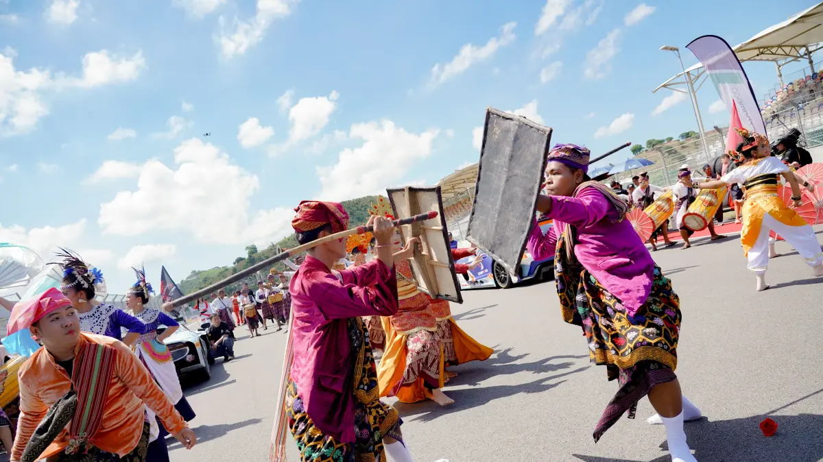 Pertunjukkan peresean menjadi salah satu atraksi pembuka saat ajang GT World Challenge Asia 2025 di Sirkuit Internasional Mandalika, tahun lalu.
