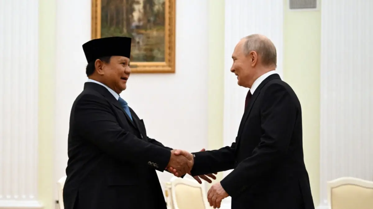 Presiden Indonesia Prabowo Subianto bertemu dengan Presiden Rusia Vladimir Putin di Moskow, Rusia, Senin (13/4). Pertemuan itu membahas kerja sama di sektor energi. (IGOR IVANKO/POOL/AFP)