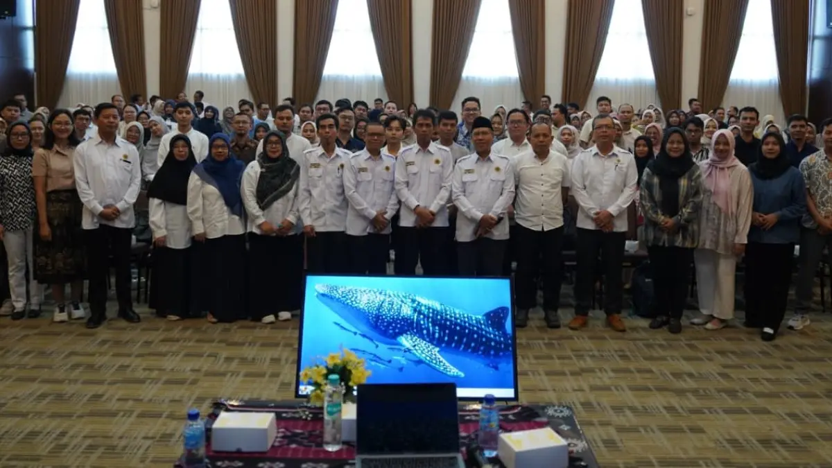 Rektor Unram Prof. Dr. Sukardi dan jajaran pimpinan universitas foto bersama dosen pada kegiatan rekomendasi studi lanjut di Ruang Sidang Senat, Rektorat Unram, Senin (13/4).