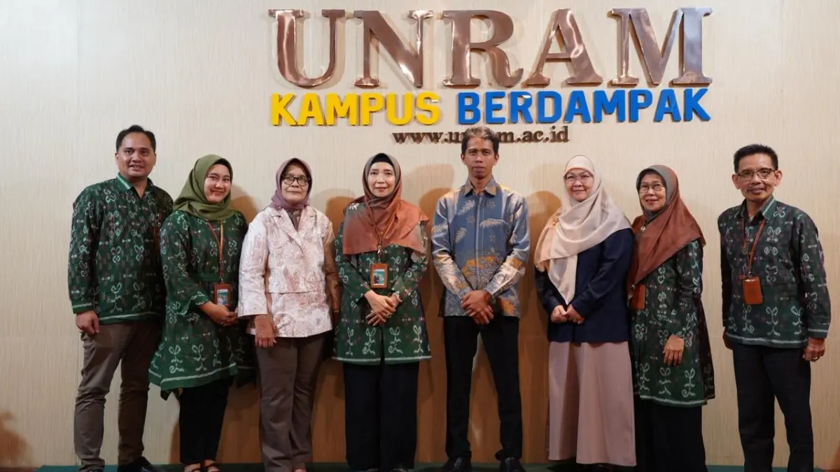 Rektor Unram Prof Sukardi (empat dari kanan) foto bersama rektor dan civitas akademika Universitas Hamzanwadi usai memperkuat sinergi akademik untuk mendukung pemenuhan dokter di Rektorat Unram, pekan lalu.